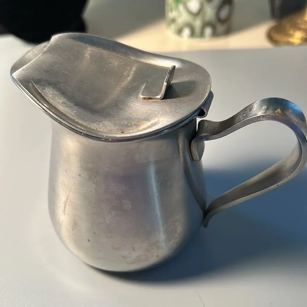 Oneida 18/8 restaurant style creamer with lid